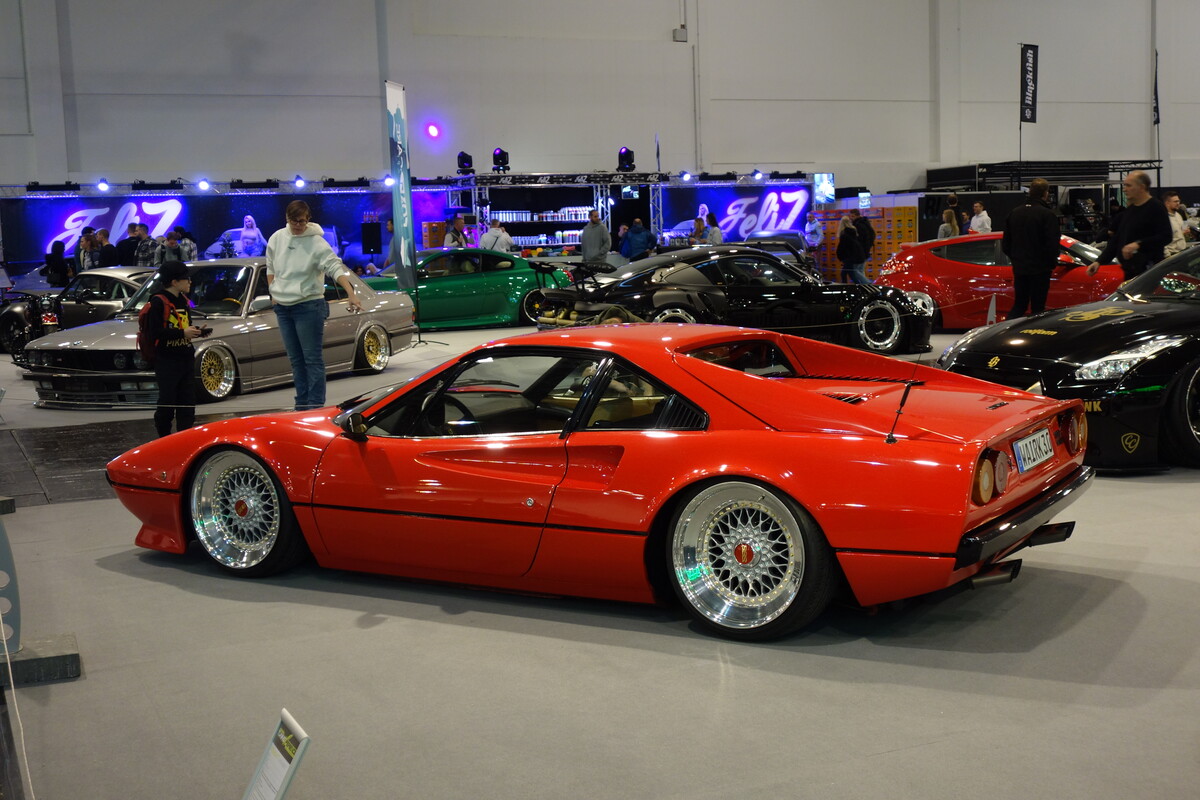 Ferrari 308 GTBi (1981) – bis auf die Räder angenehm original – Essen Motor Show 2023