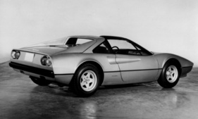 Ferrari 308 GTS (1978) - Studioaufnahme - die Storen der hinteren Fenster geben die Sicht frei