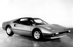 Ferrari 308 GTS (1978) - Studioaufnahme - von vorne rechts gesehen