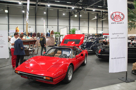 Ferrari 308 GTS (1980) - wirbt für Classic Data und die Klassikerversicherung Protaminex - Swiss Classic World Luzern 2021