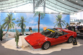 Ferrari 308 GTSi (1980) - in einer Umgebung im Hawai-Stil drapiert und damit an Magnum erinnernd - Retro Classics Stuttgart 2024 (1980)