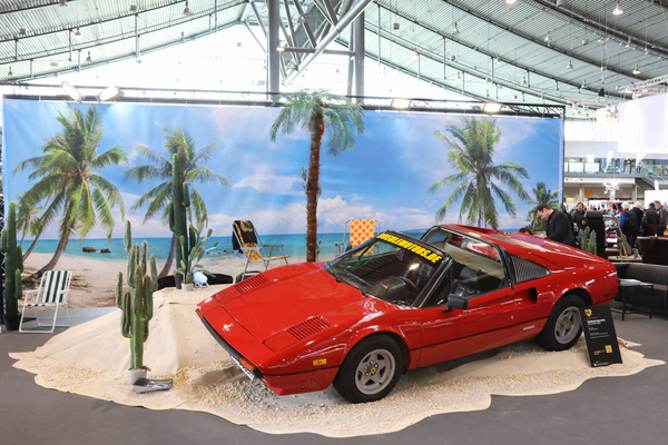 Bild: Ferrari 308 GTSi (1980) - in einer Umgebung im Hawai-Stil drapiert und damit an Magnum erinnernd - Retro Classics Stuttgart 2024
