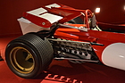 Ferrari 312 B. Der flache 12-Zylinder ist an einem oberen Chassisträger aufgehängt und trägt mit