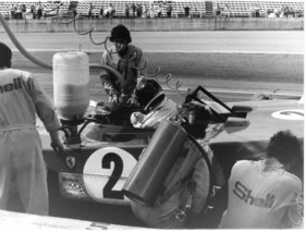 Ferrari 312 P (1972) - Mario Andretti beim Boxenstop - es wird effizient gearbeitet