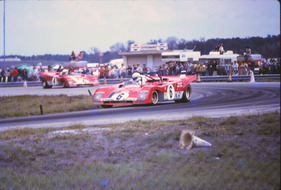 Ferrari 312 PB (1972) beim 6 Stunden Rennen von Daytona 1972 - Gesamtzweiter mit Startnummer #6 verfolgt von Ferrari #4 mit Clay Regazzoni