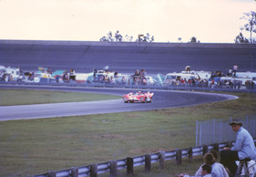 Ferrari 312 PB Chassis #0888 (1972) beim 6 Stunden Rennen von Daytona 1972 - Das Siegerauto von Daytona 1972 mit Mario Andretti und Jacky Ickx - Im Hintergrund die Steilwandkurve vom Daytona Speedway