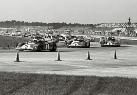Ferrari 312 PB Chassis #0888 (1972) beim 6 Stunden Rennen von Daytona 1972 - Das ganze Feld ist immer noch dicht beisammen - Mario Andretti und Jacky Ickx in #2 gefolgt von Clay Regazzoni in Nummer #4