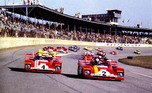 Ferrari 312 PB Chassis #0888 (1972) beim 6 Stunden Rennen von Daytona 1972 - Der Start mit Mario Andretti und Jacky Ickx rechts gefolgt von Clay Regazzoni links