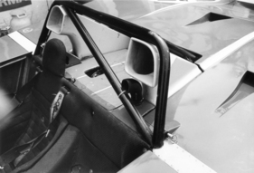 Ferrari 312PB (1973) in Le Mans 1973 - Zur Kühlung der berühmten Zwischenscheiben zwischen Motor und Kupplung wurde beim Ferrari 312PB hinter dem Beifahrersitz ein Gummiperiskop angebracht, das die Luft umleitete