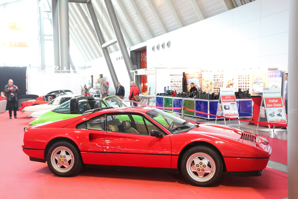Ferrari 328 GTB und GTS gab es in überraschend hoher Anzahl und für Preise um EUR 100'000 - Retro Classics Stuttgart 2017
