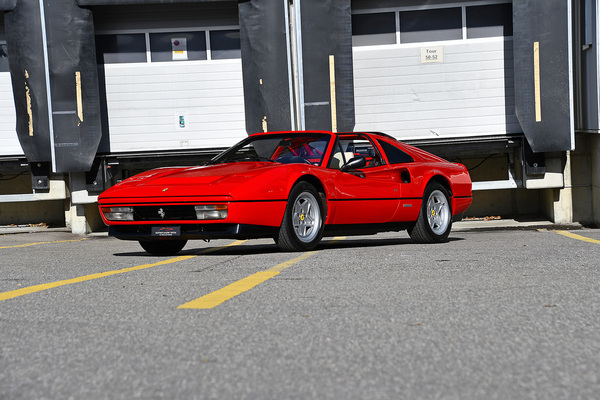 Bild: Ferrari 328 GTS (1985) - als Lot 124 an der "Gstaad Classic Car Auction" der Oldtimer Galerie Toffen am 29 Dezember 2023