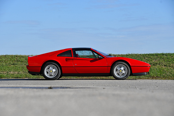 Bild: Ferrari 328 GTS - angeboten an der Versteigerung der Oldtimer Galerie anlässlich der Swiss Classic World am 1. Juni 2024 in Luzern