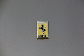 Ferrari 330 GT (1967) - Ferrari-Zeichen auf dem Bug