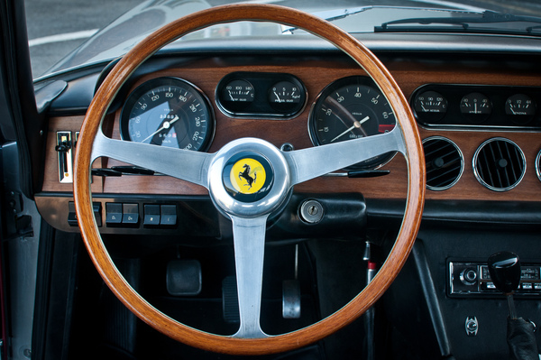 Ferrari 330 GT (1967) - Holz am Lenkrad und für die Armaturentafel