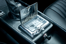 Ferrari 330 GT (1967) - auch für Raucher war vorgesorgt, irgendwo musste man ja die Zigarren ablegen können