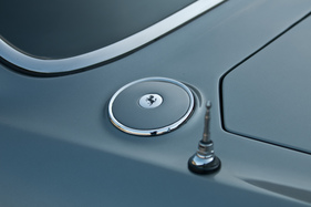 Ferrari 330 GT (1967) - das Cavallino Rapante auf dem Tankdeckel