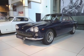 Ferrari 330 GT 2+2 (1964) – "75 anni di Ferrari" in der Autoworld Brüssel 2022 (1964)