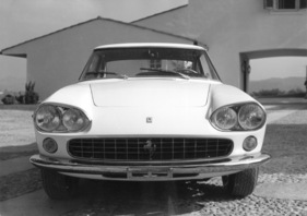 Ferrari 330 GT 2+2 (1964) - das Design stammte aus der Hand von Tom Tjaarda, der für Pininfarina arbeitete