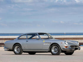 Ferrari 330 GT 2+2 (1966) – angeboten als Lot Nr. 138 bei der Bonhams-Versteigerung in Paris am 6. Februar 2025