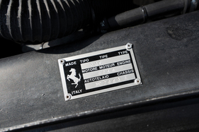 Ferrari 330 GT Shooting Brake (1965) - der Ersatzmotor ist auf der Chassisplakette eingetragen