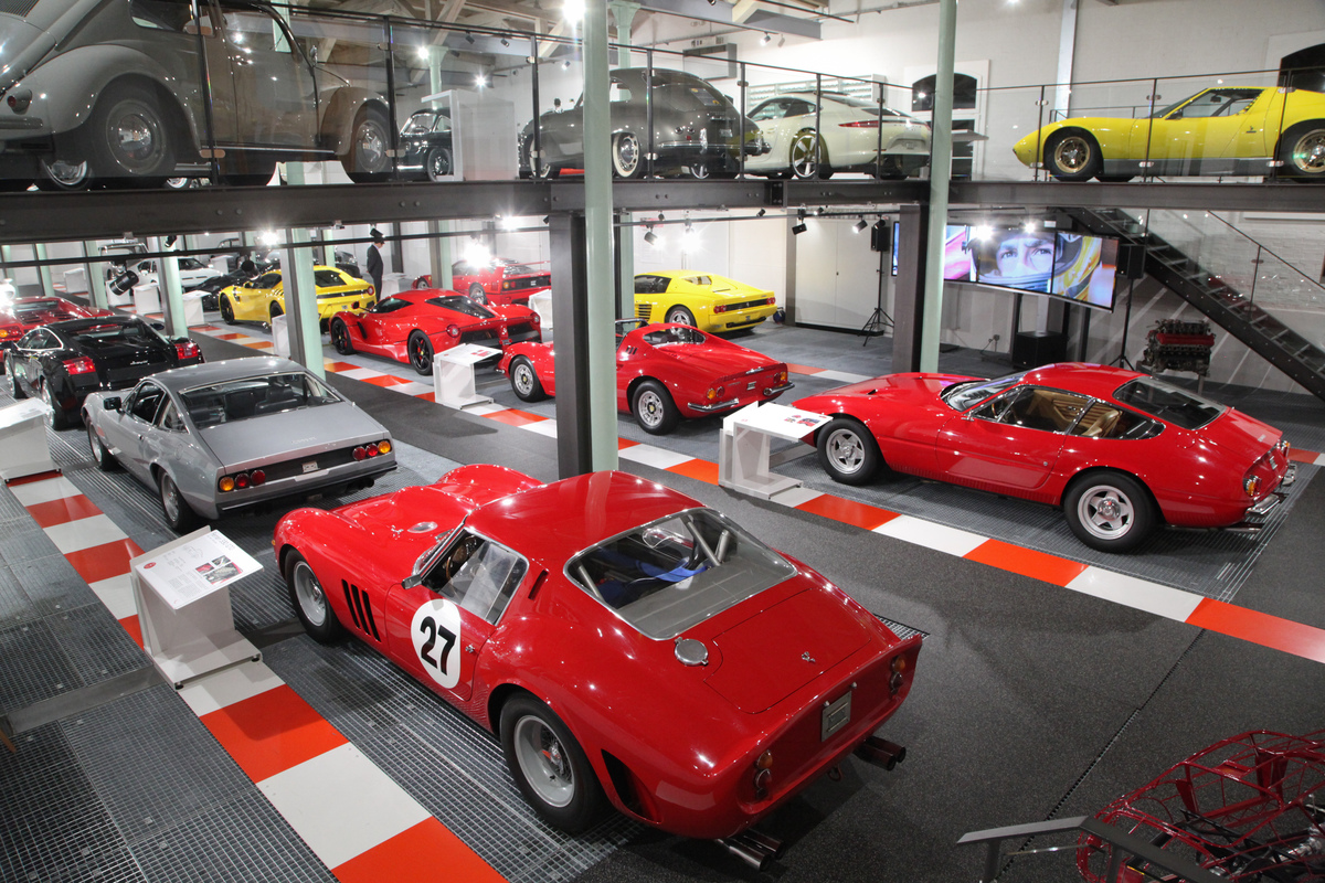 Ferrari 330 GTO and 365 GTB/4 Daytona in the sports car hall - Erlebniswelt Autobau Romanshorn