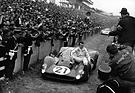 Bild: Ferrari 330 P4 (1967) - Ludovico Scarfiotti und Mike Parkes mussten den Gesamtsieg bei den 24 Stunden von Le Mans 1967 Dan Gurney im Ford GT40 überlassen - Hinten rollt noch der Porsche 910 mit Rolf Stommelen an