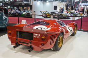 Ferrari 330 P4 (1967) - auch von hinten eine Augenweide - Rétromobile Paris 2020