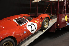 Ferrari 330 P4 (1967) - mit dem passenden Transporter - an der Rétromobile Paris 2014