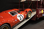 Ferrari 330 P4 (1967) - mit dem passenden Transporter - an der Rétromobile Paris 2014