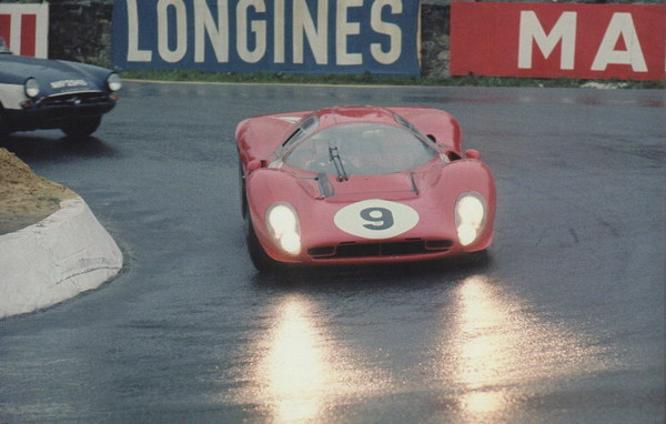 Bild: Ferrari 330 P4 (1967) - unvergesslich schöner Sportprototyp, hier beim 1000km Rennen von Spa in der Kurve «La Source»