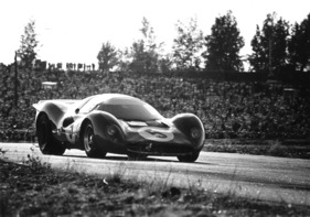 Ferrari 330 P4 (1968) - David Piper gewinnt das Sportwagenrennen in Karlskoga in Schweden Ferrari 330 P4 (1968) - David Piper gewinnt das Sportwagenrennen in Karlskoga in Schweden
