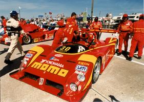 Bild Ferrari 333 SP (1998) - Im Alter von 58 Jahren holte Gianpiero Moretti den Gesamtsieg mit einem Ferrari 333 SP. Er ist immer noch der älteste Fahrer, der je beim 12-Stunden-Klassiker am Start war. (12 Stunden von Sebring 1998)