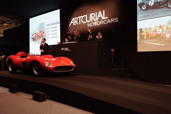 Bild Ferrari 335 S (1957) für EUR 28 Millionen zugeschlagen, Verkaufspreis EUR 32 Millionen