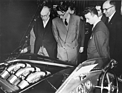 Ferrari 340 America (1951) - der Motor wird am Pariser Autosalon 1951 bestaunt