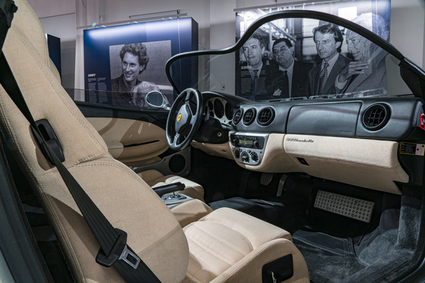 Bild: Ferrari 360 Barchetta (2000) - mit besonderer Windschutzscheibe - Sonderschau im Museo Enzo Ferrari in Modena 2021