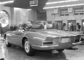 Ferrari 365 California (1966) - Heckansicht mit dem von der 'Rondine' abstammenden Schwalbenschwanz-Abschluss - auf dem Genfer Autosalon 1966