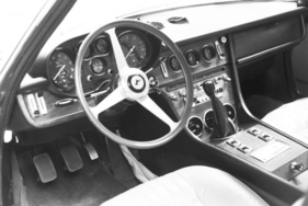 Ferrari 365 GT 2+2 (1968) – Armaturenbrett mit acht Instrumenten