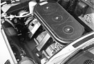 Ferrari 365 GT 2+2 (1968) – Der Luftfilter saugt noch warm im Motorraum an. Später wurde ein Schlauch für kalte Luft nach vorne gelegt