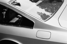 Ferrari 365 GT 2+2 (1968) – Entlüftungskiemen und Tankdeckel