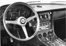 Ferrari 365 GT 2+2 (1968) – Lenkrad und Armaturenbrett des AR-Testwagens.