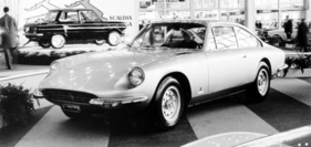 Ferrari 365 GT 2+2 (1968) – am Autosalon Brüssel 1968 in Gesellschaft eines Yalta 1000, einem bei Scaldia montierten Saporoshez 966