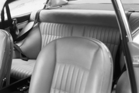 Ferrari 365 GT 2+2 (1968) – durch die Radkästen eingeengte, aber trotzdem brauchbare Rücksitzbank
