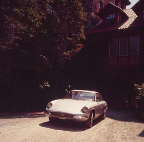 Ferrari 365 GT 2+2 (1968) – vor einem Herrenhaus in Connecticut