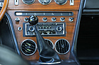 Ferrari 365 GT 2+2 (1970) – Becker-Kassettenradio mit den typischen Mercedes-Knöpfen. Darunter die Ausströmer der Klimaanlage