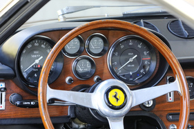 Ferrari 365 GT 2+2 (1970) – Benzinvorrat ist zweitrangig. Zwischen Tacho und Drehzahlmesser sitzen Öl- und Wasserthermometer sowie Ölmanometer