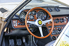 Ferrari 365 GT 2+2 (1970) – Die traumhafte Haptik des Nardi-Lenkrads entschädigt für die ergonomisch katastrophal platzierte Handbremse
