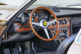 Ferrari 365 GT 2+2 (1970) – Gibt es einen schöneren Ort? Zart patiniertes Cockpit von sportlicher Eleganz