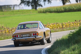 Ferrari 365 GT 2+2 (1970) – Hier fliegen 1,8 Tonnen ums Eck. Manche halb so schwere Limousine neigt sich doppelt so stark Ferrari 365 GT 2+2 (1970) – Hier fliegen 1,8 Tonnen ums Eck. Manche halb so schwere Limousine neigt sich doppelt so stark