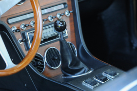 Ferrari 365 GT 2+2 (1970) – Ledermanschette statt offener Kulisste, trotzdem ein tolles Schaltgefühl