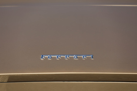 Ferrari 365 GT 2+2 (1970) – Ligatur für Fortgeschrittene: Das "F" überspannt und verbindet alle Buchstaben des Schriftzugs
